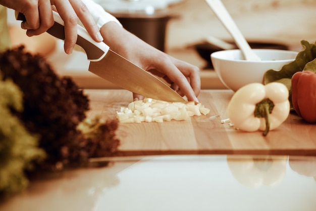 Ruky pripravujú jedlo